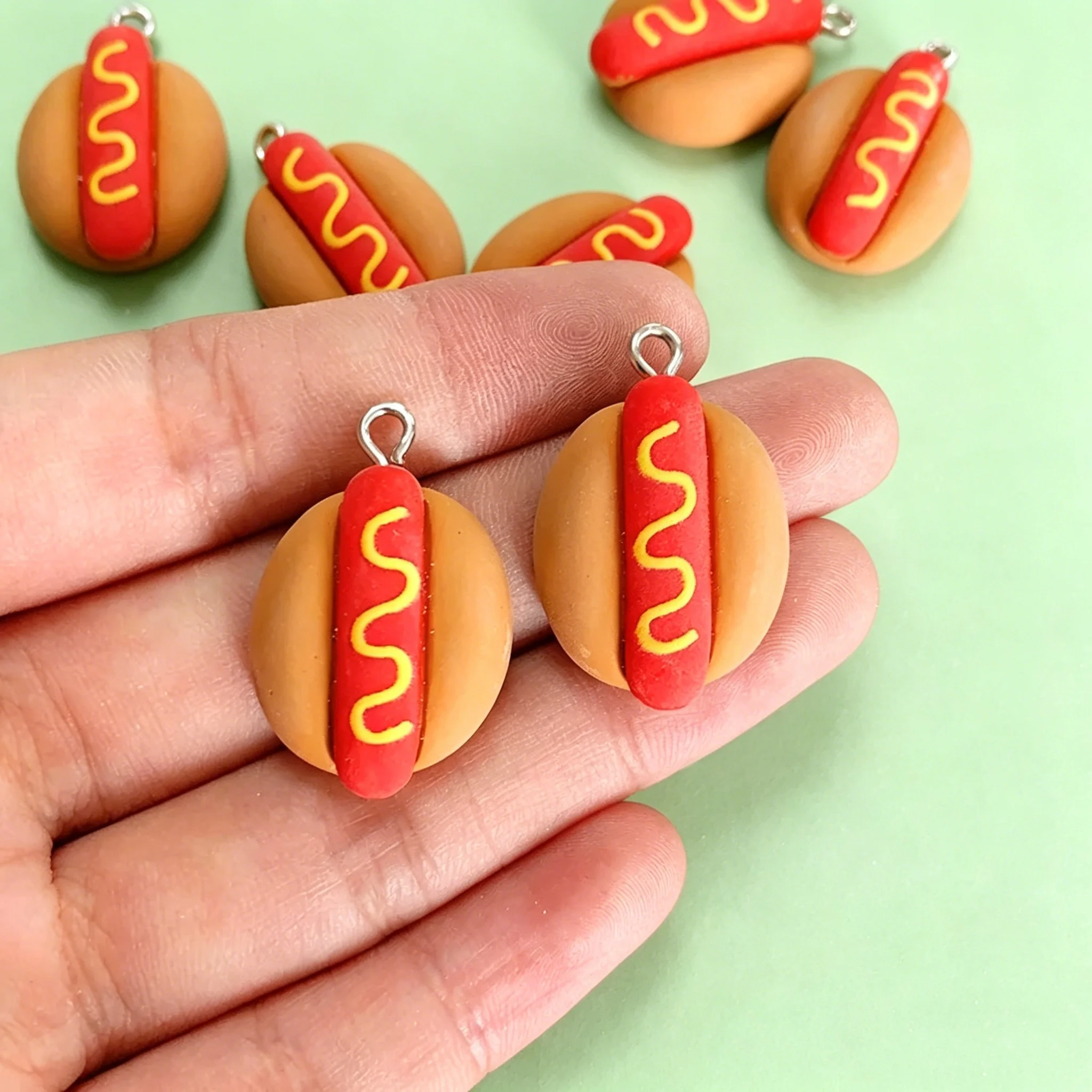 Resin Art Keychain - 10 szt. Urocze Mini Żywiczne Zawieszki